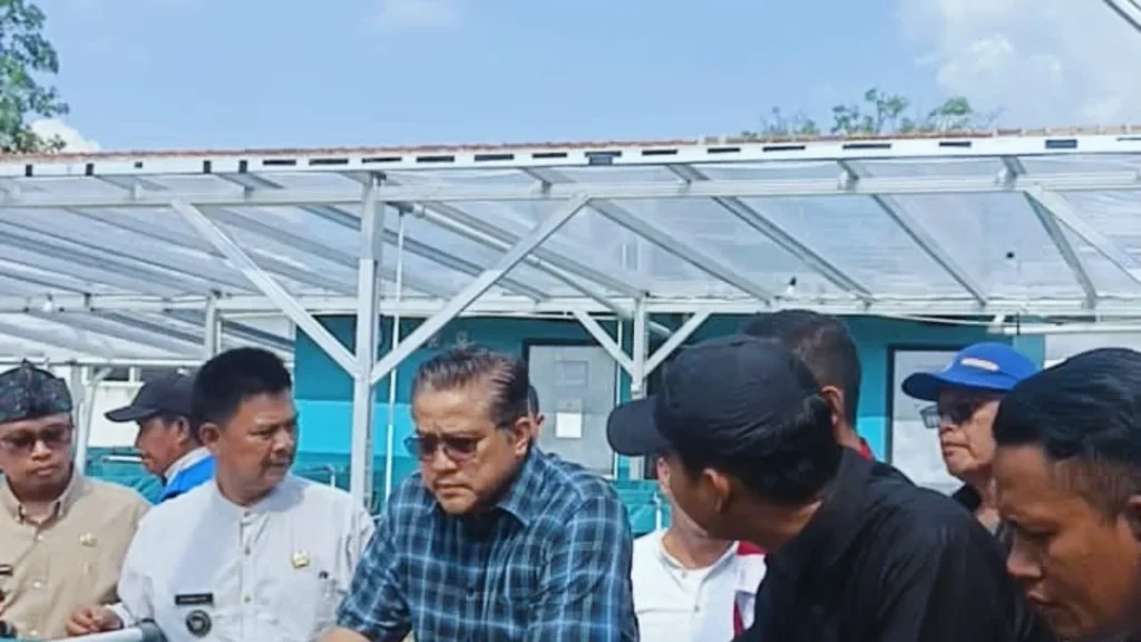 Bapak Dede Yusuf Anggota DPR RI saat ini berdiskusi dengan pengelola meninjau kolam bioflok ikan nila BUMDes Artha Cipta di Desa Pakutandang.