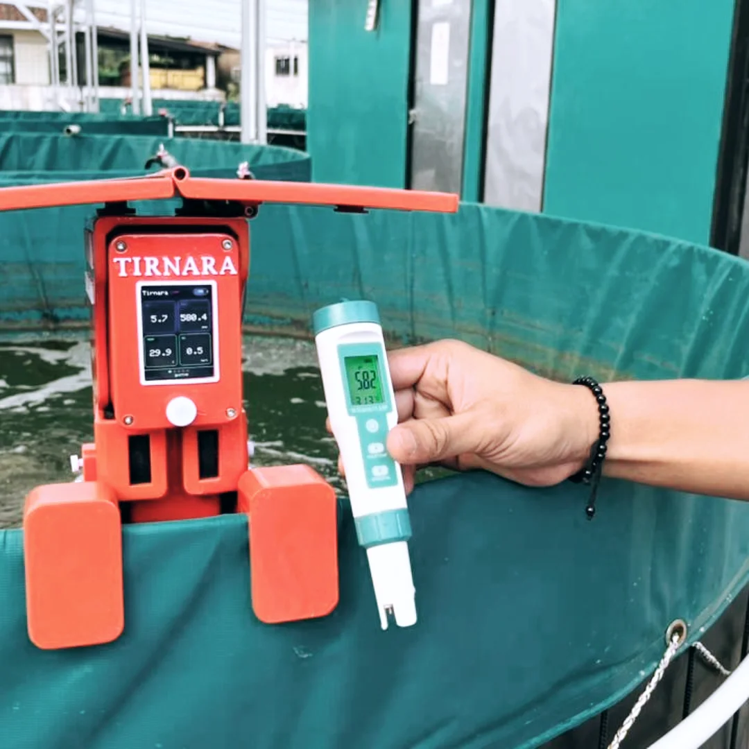 Alat kualitas air IoT Tirnara dipresentasikan mahasiswa Telkom University kepada pengurus BUMDes Artha Cipta