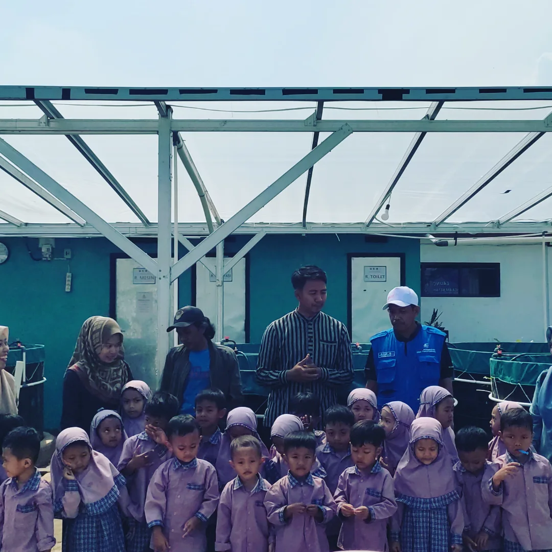 Bioflok nila BUMDes dengan aerasi kuat dan air kolam khas sistem bioflok di Desa Pakutandang