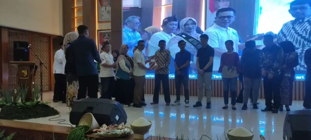 sertifikat mutu ikan nila cbib di serahkan oleh bupati bandung ke bumdes artha cipta